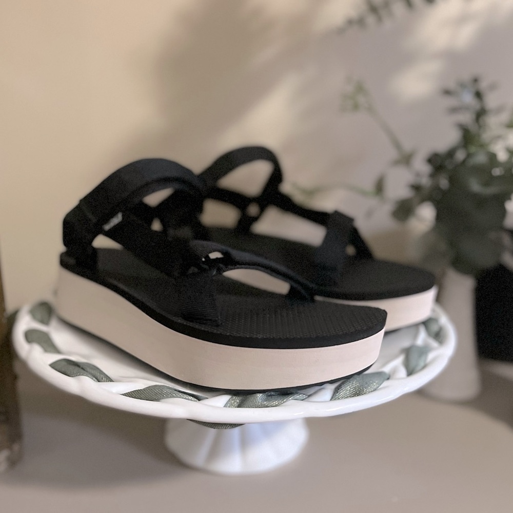 New Teva Flatform Universal Sandal Black/ White size 9